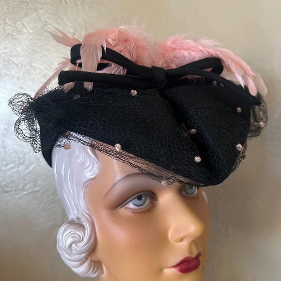 GLAMOROUS 1940s\' BLACK FELT HAT WITH POIINTY FRONT + PINK FEATHERS & DOTTED VEIL main image 11